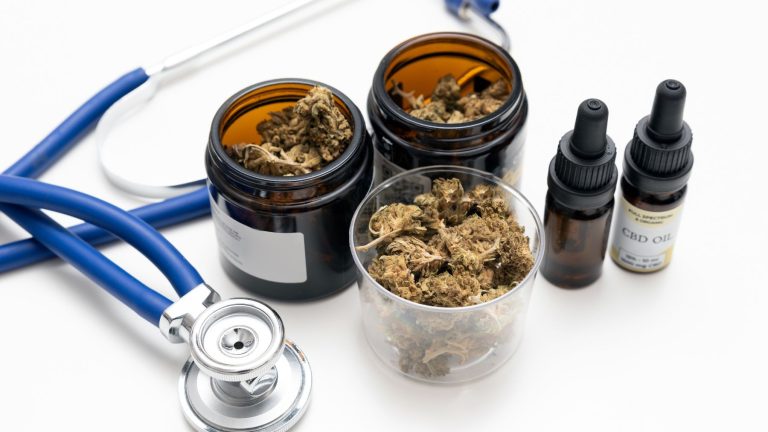 Metody przyjmowania medycznej marihuany: waporyzacja, oleje, kapsułki, plastry i więcej